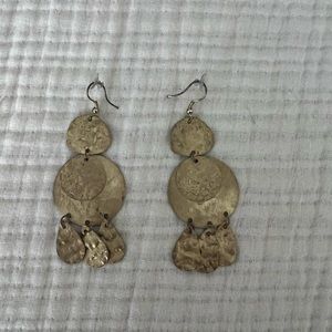 Dangle costume earrings with gold finish